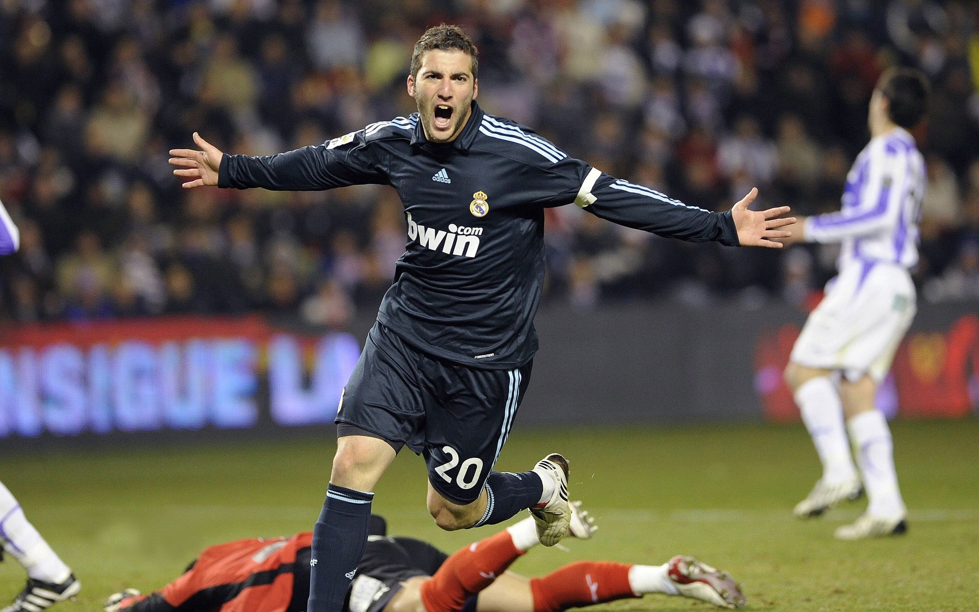 夜场足球赛事吸引年轻观众群体,夜场踢球